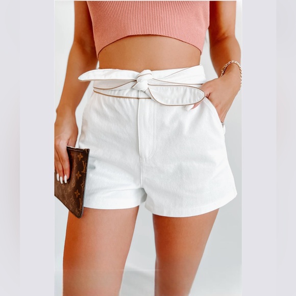 Le Lis Pants - Tie front shorts with pockets and contrasting piping